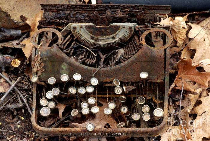 timeworn-old-rusty-typewriter-ohio-stock-photography